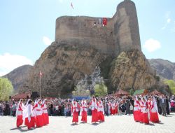 Oltulular milli coşkuyu paylaştı